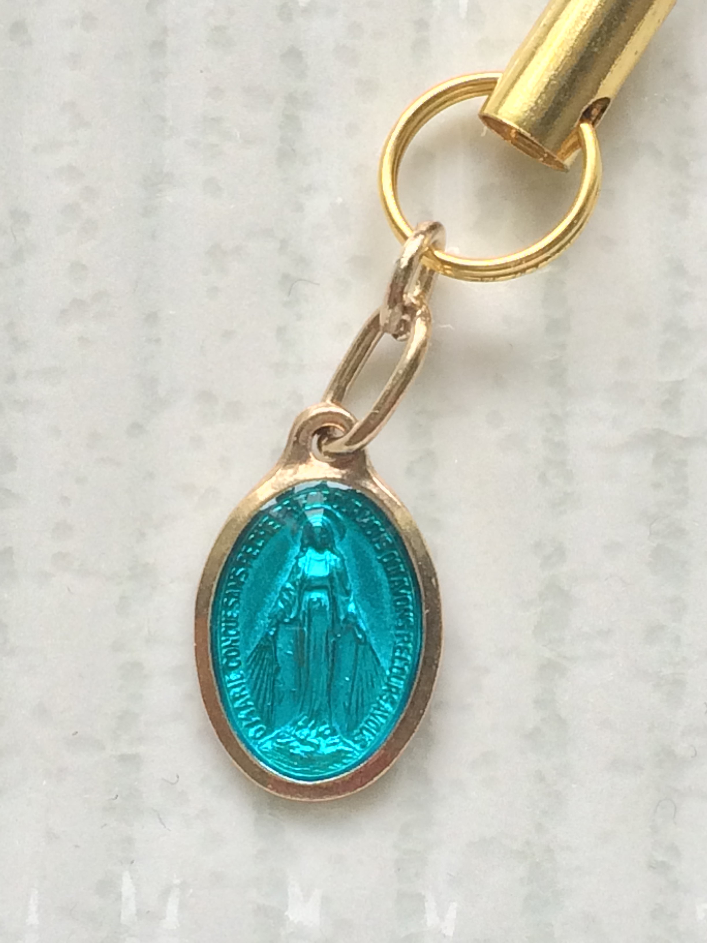 只今プレゼント中　パリ　メダイユ教会のストラップ