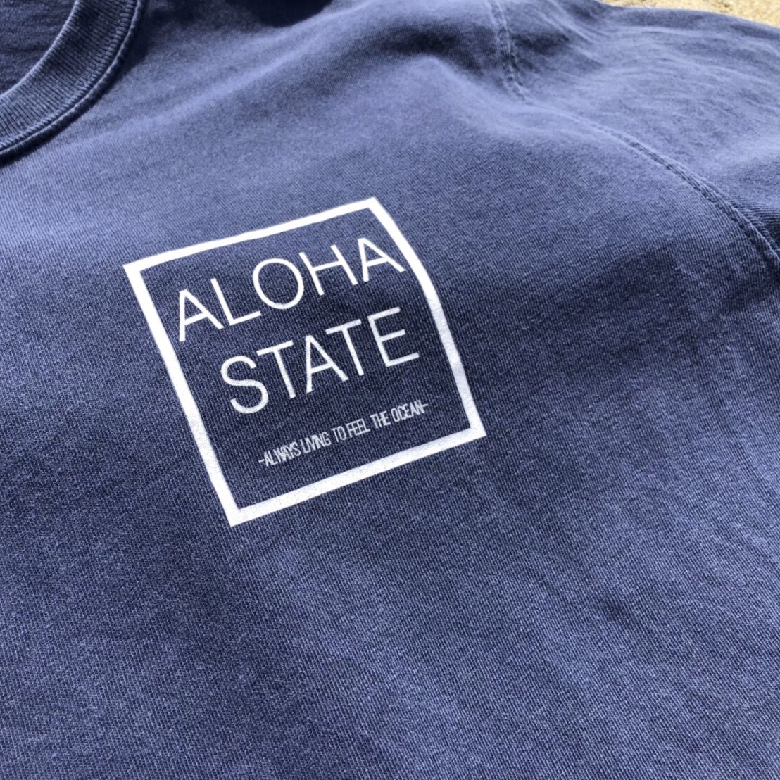 色褪せが海を感じさせるヴィンテージネイビーのピグメントTシャツ