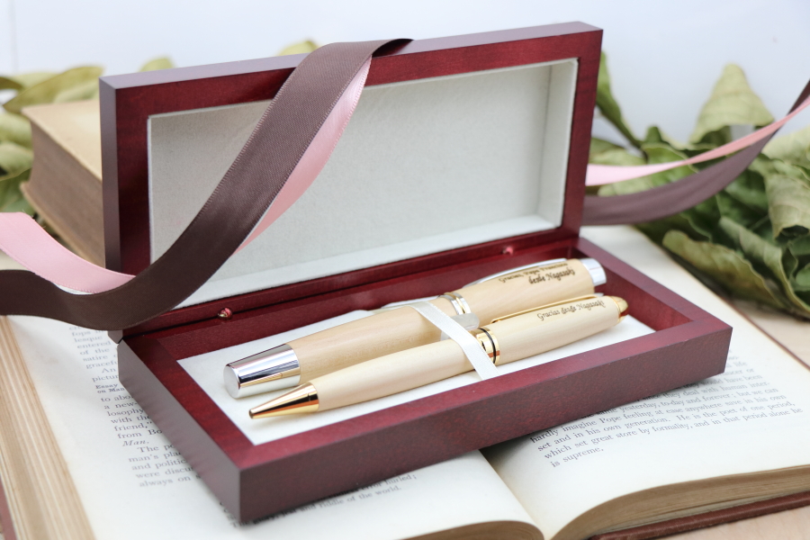 Viriditasの制作した長崎そとめ産「つばき」のペンが長崎市からローマ教皇へ贈られました。