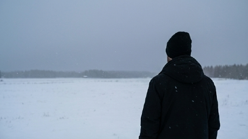 なぜ40〜50代男性こそ“赤”を取り入れるべきなのか? ——冬の黒アウターとの最強バランス