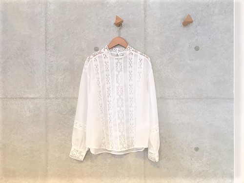 nesessaire　Cluny lace blouse