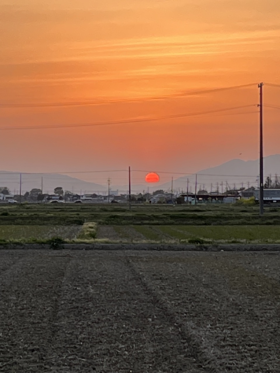 真っ赤な夕焼けと大きな真っ赤な夕日