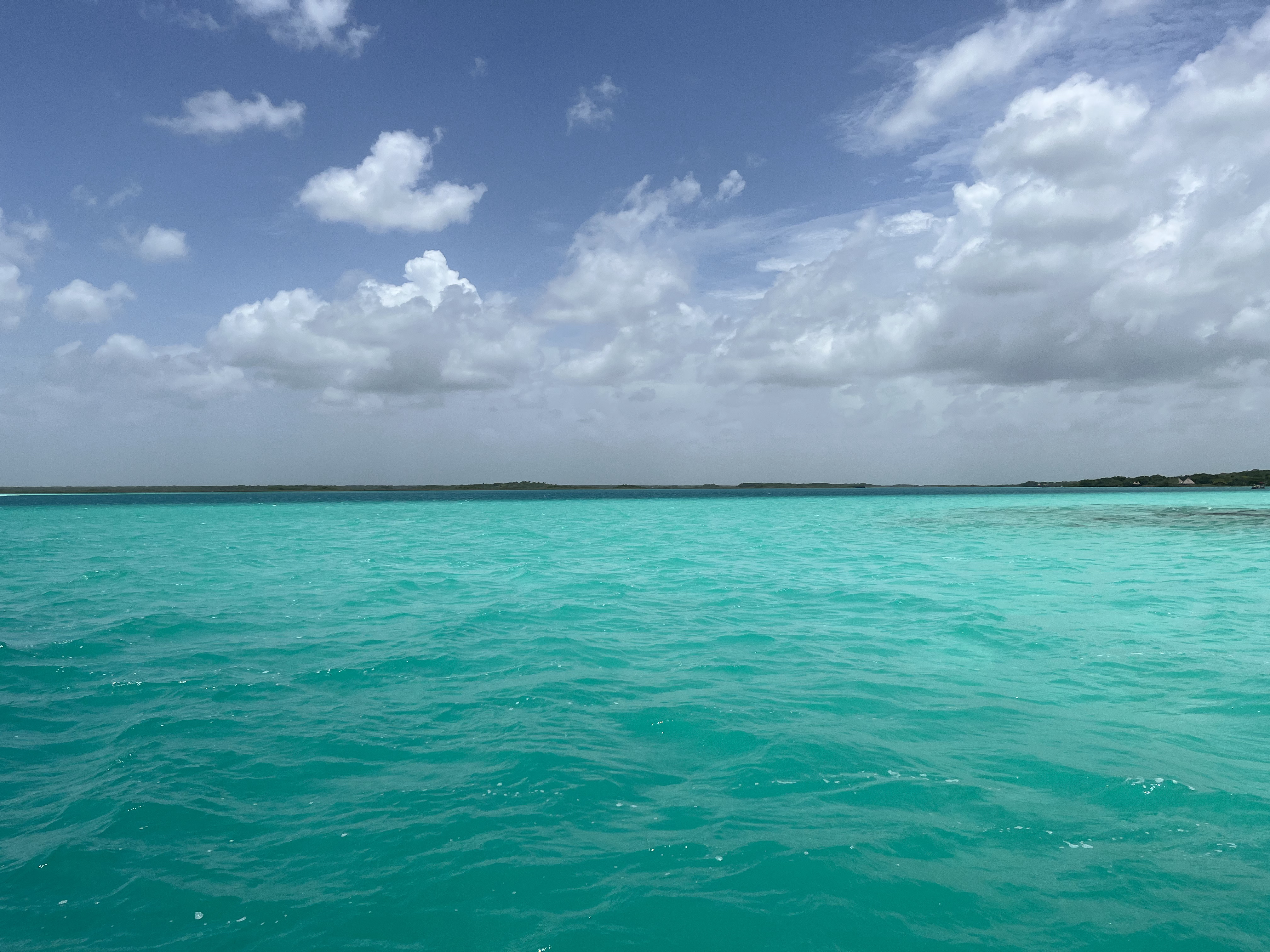 Mexico/メキシコ・ユカタン半島の大きな湖で見たハンモック