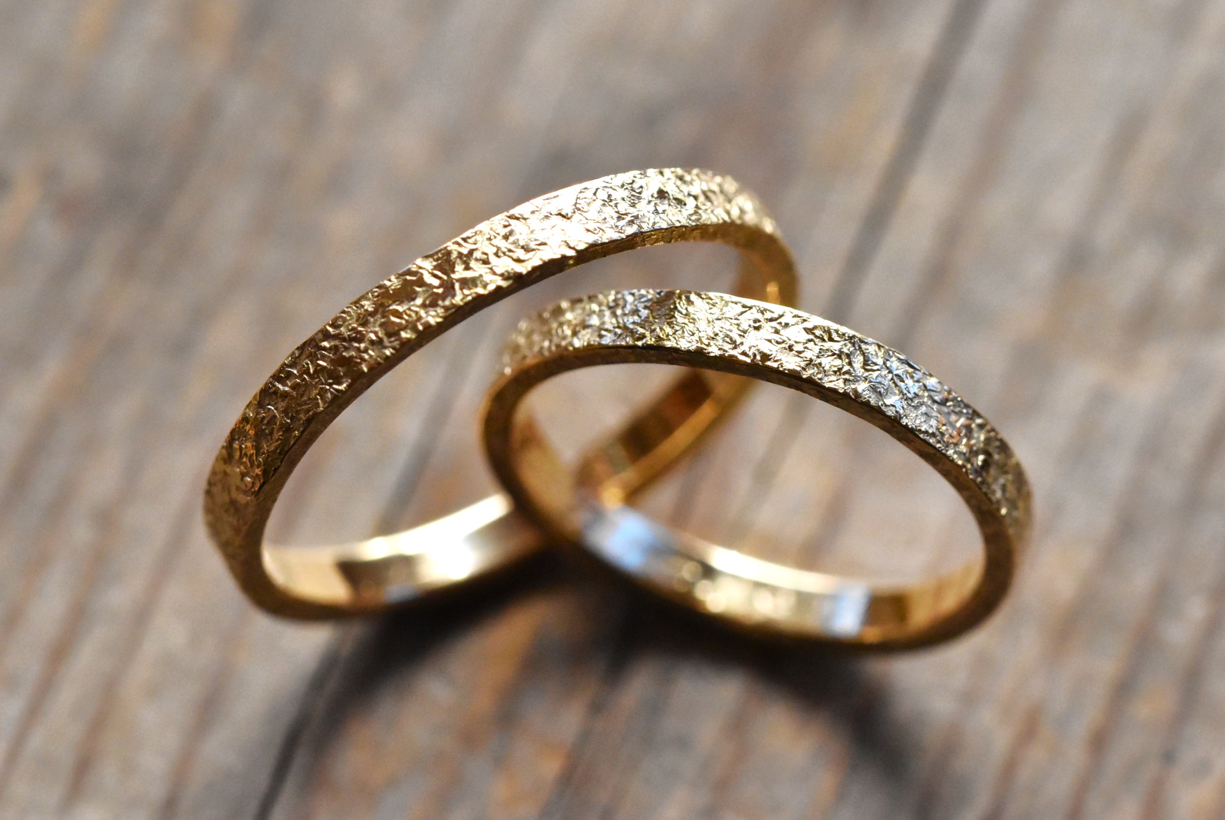 K18ゴールドに当店オリジナル「ザラメ模様」を施した結婚指輪のご紹介!