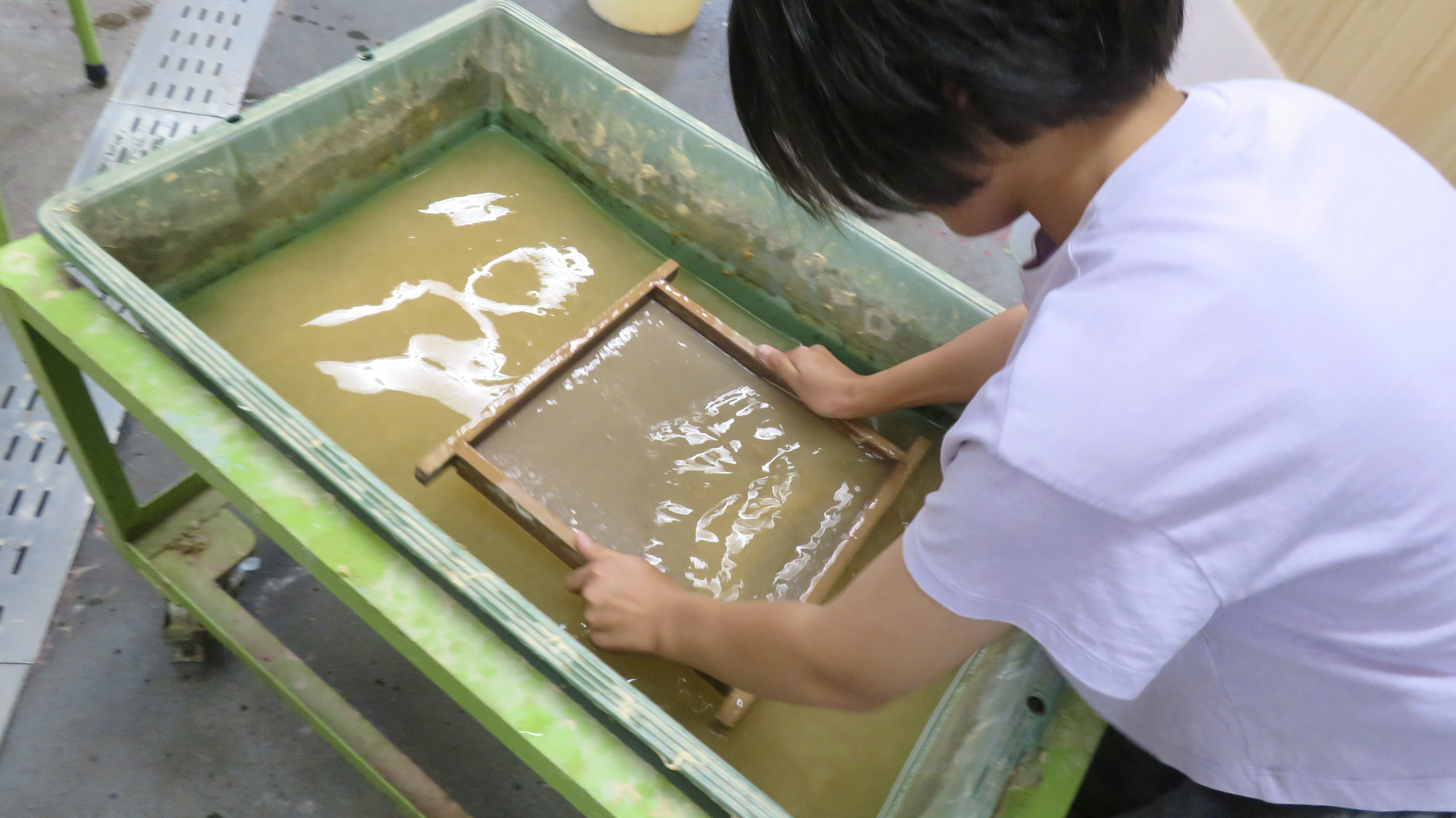 植物のカケラで装飾 手漉き和紙体験