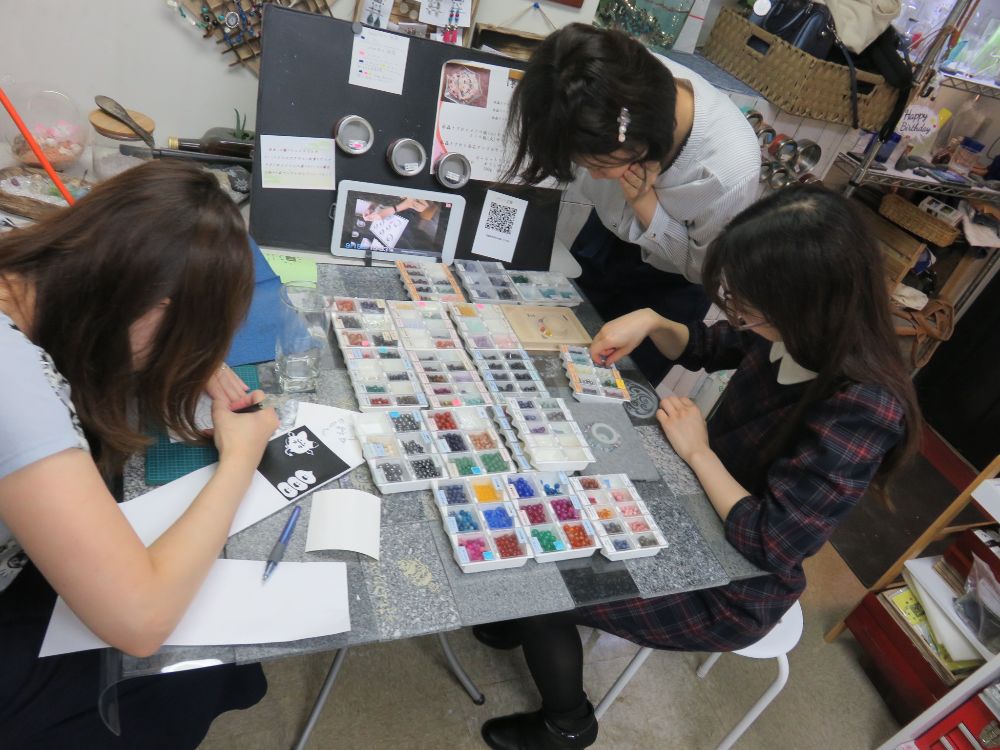 女子会3名様のご来店　珍しくパワーストーンとサンドブラスト同時開催