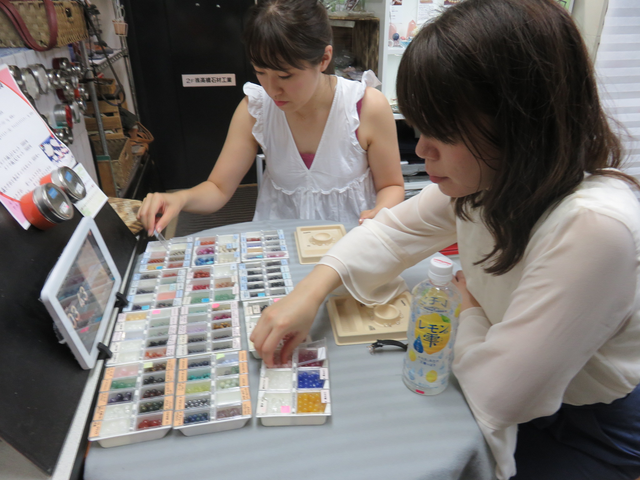 夏に向けブレスレット作り　女子会！！
