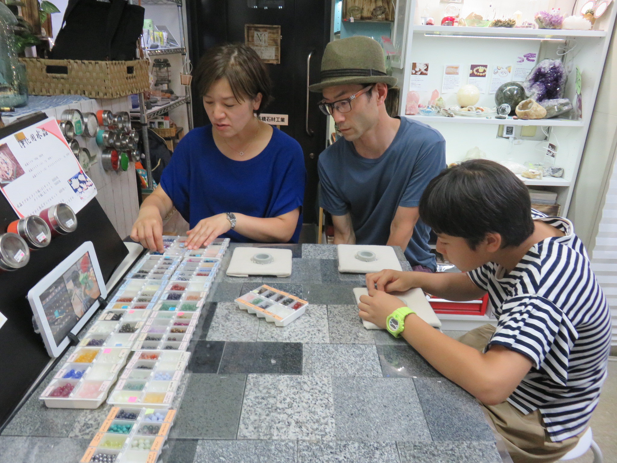 東京旅行のついでに＾＾　　親子三人でブレスレット作り