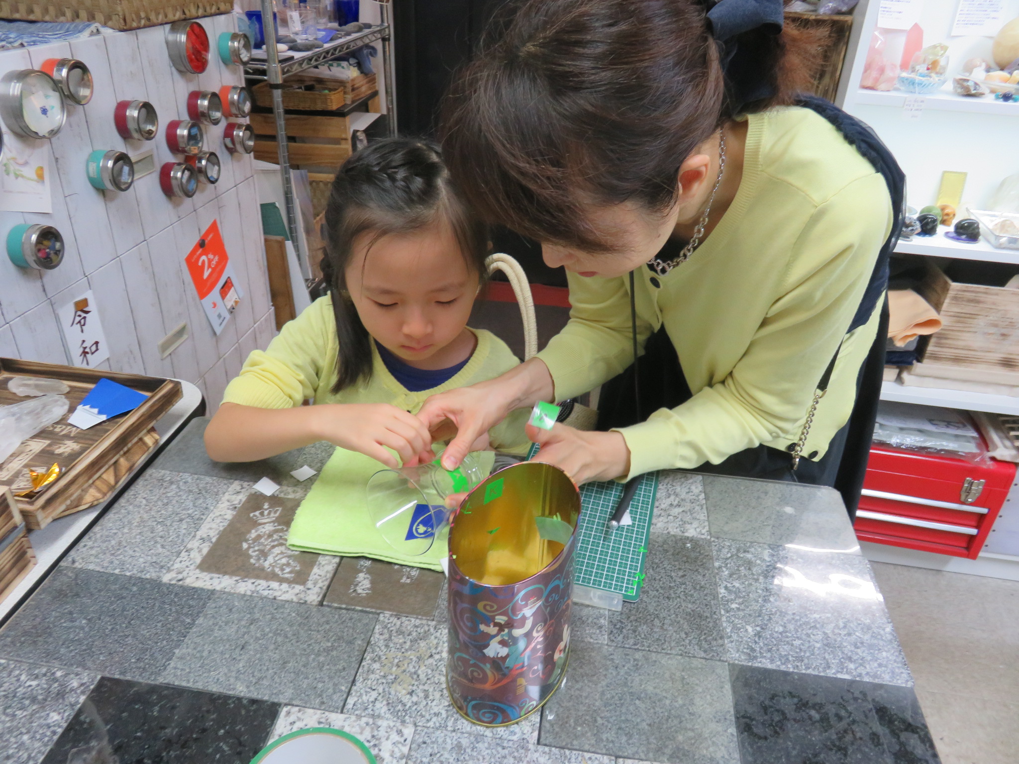小学校1年生のお嬢ちゃん　マイグラス作り