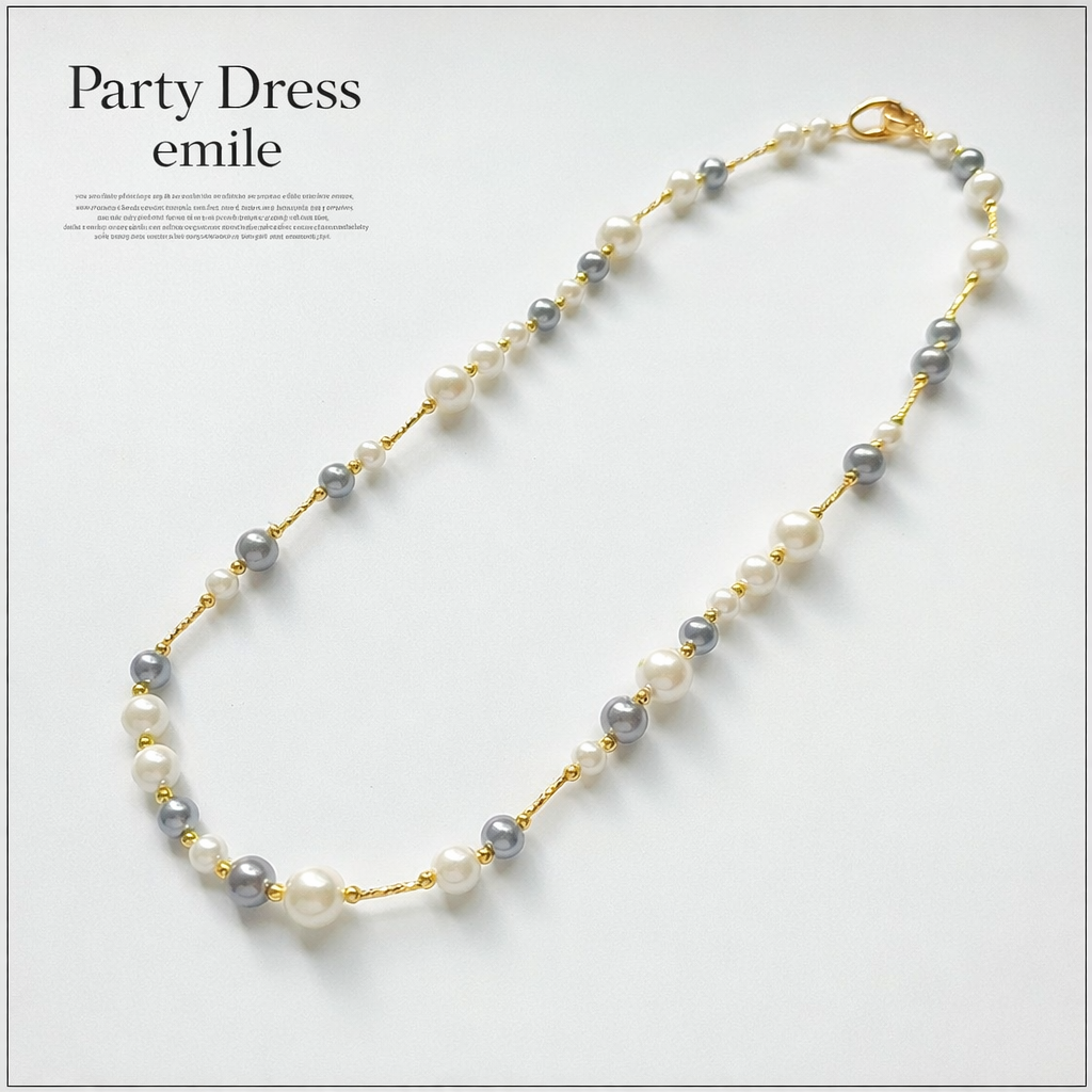 ホワイト×グレーの配色で上品見えネックレス #パーティードレス通販emile
