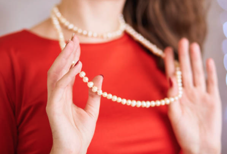 【結婚式お呼ばれゲスト】ネックレスに関するマナーや選び方を紹介