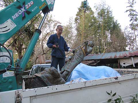 不動明王設置工事中