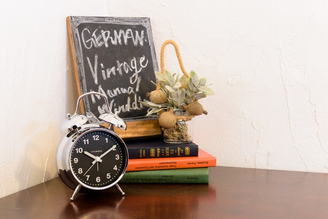 1950 年の手巻式目覚まし時計のデザインをモチーフにした目覚まし時計
