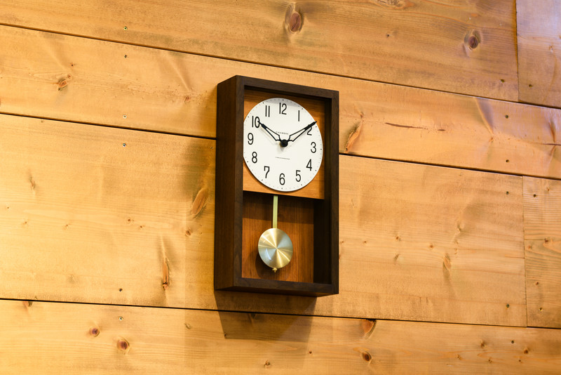ヒノキ材を使用した、レトロな雰囲気を創り出す懐かしい振り子時計