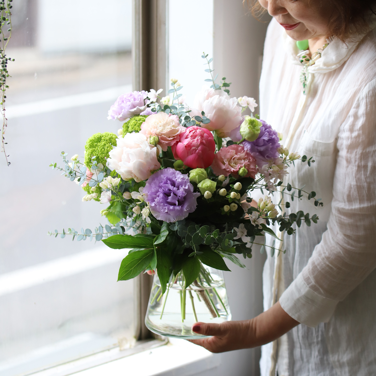 お母さんの手の中でふわふわに！