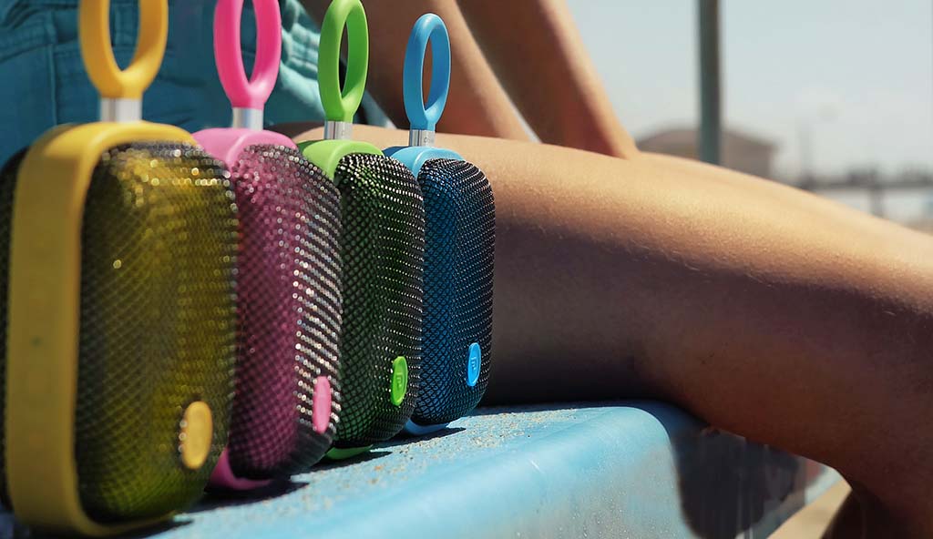 カラフルなbluetoothスピーカー。どこでも使える生活防水♪