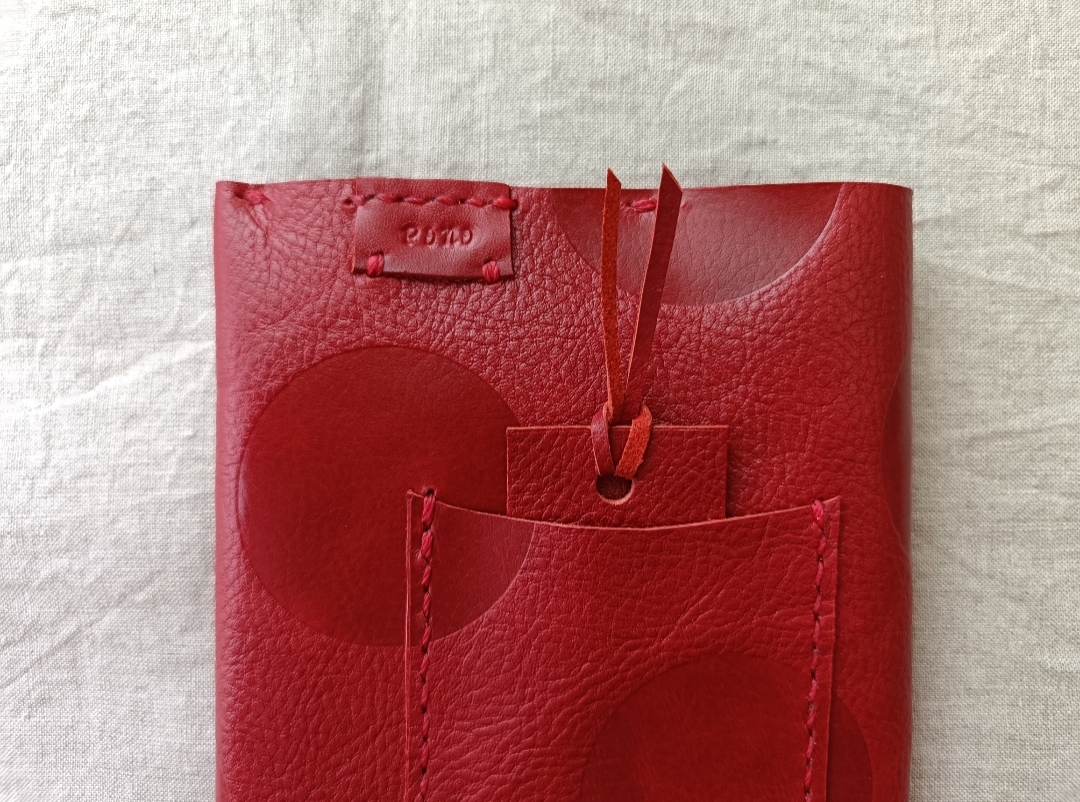 赤いドットのBOOK COVER