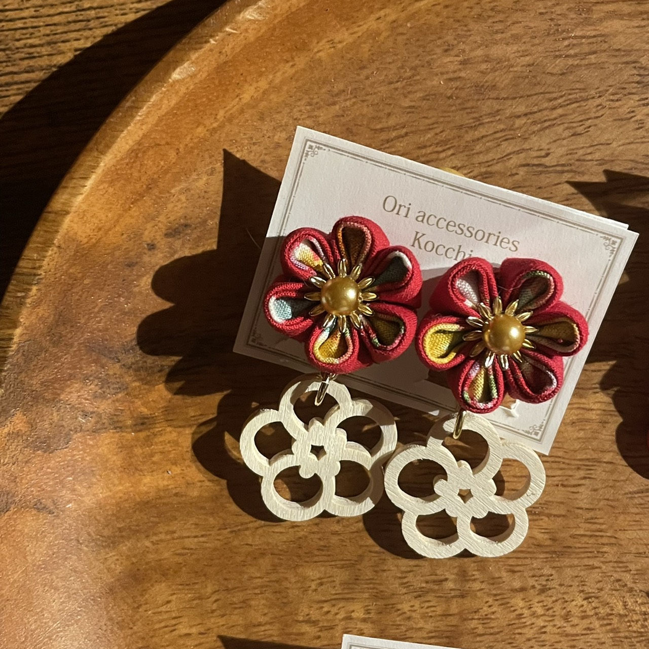 【ダブルお花で可愛く】赤い丸つまみ細工の耳飾り(イヤリング)