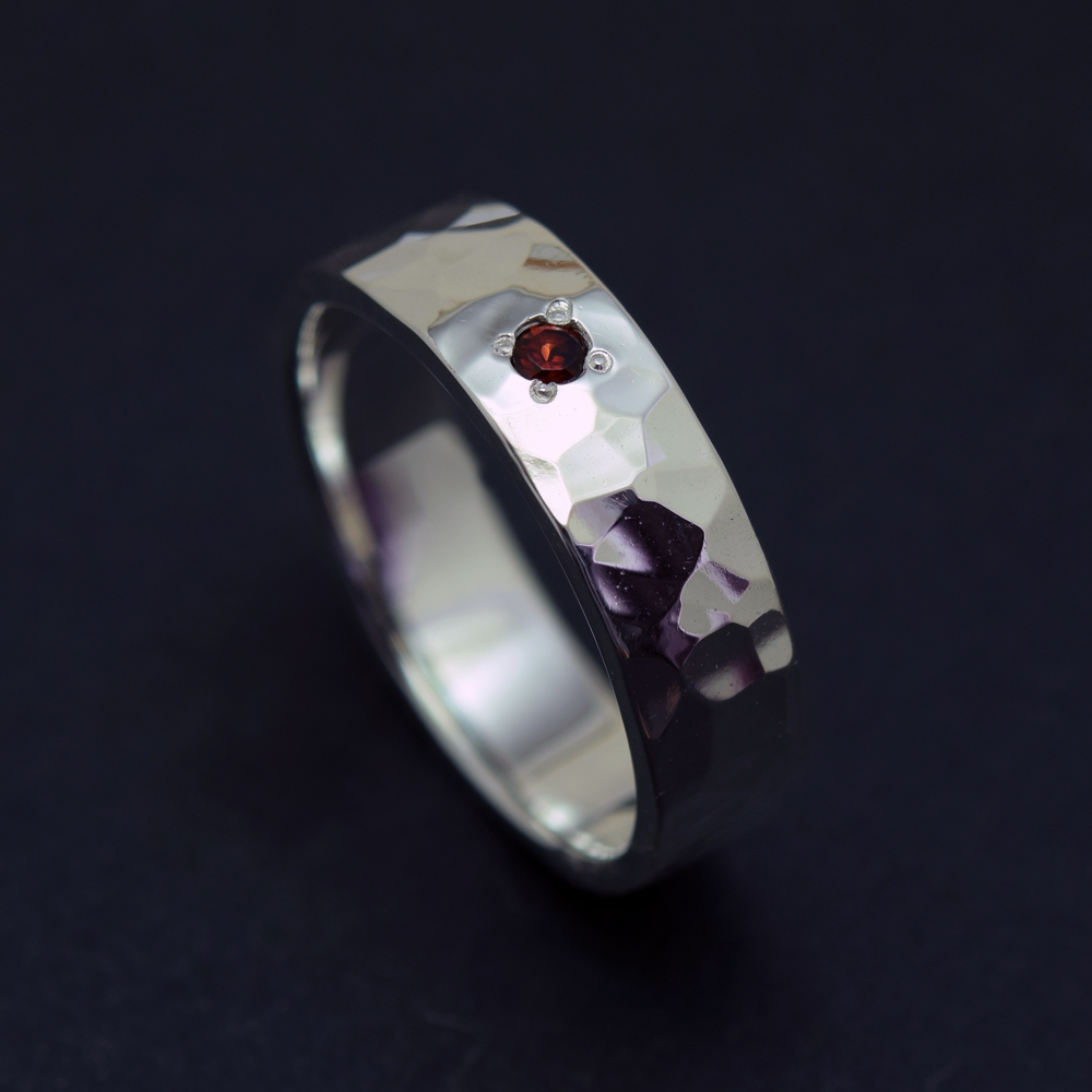 1月の誕生石「ガーネット」が象徴する、静かな強さ