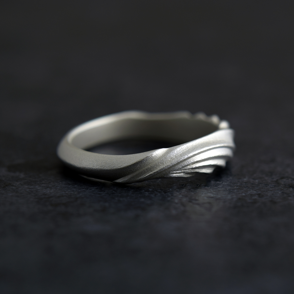 人はなぜ、ジュエリーを身につけるのか