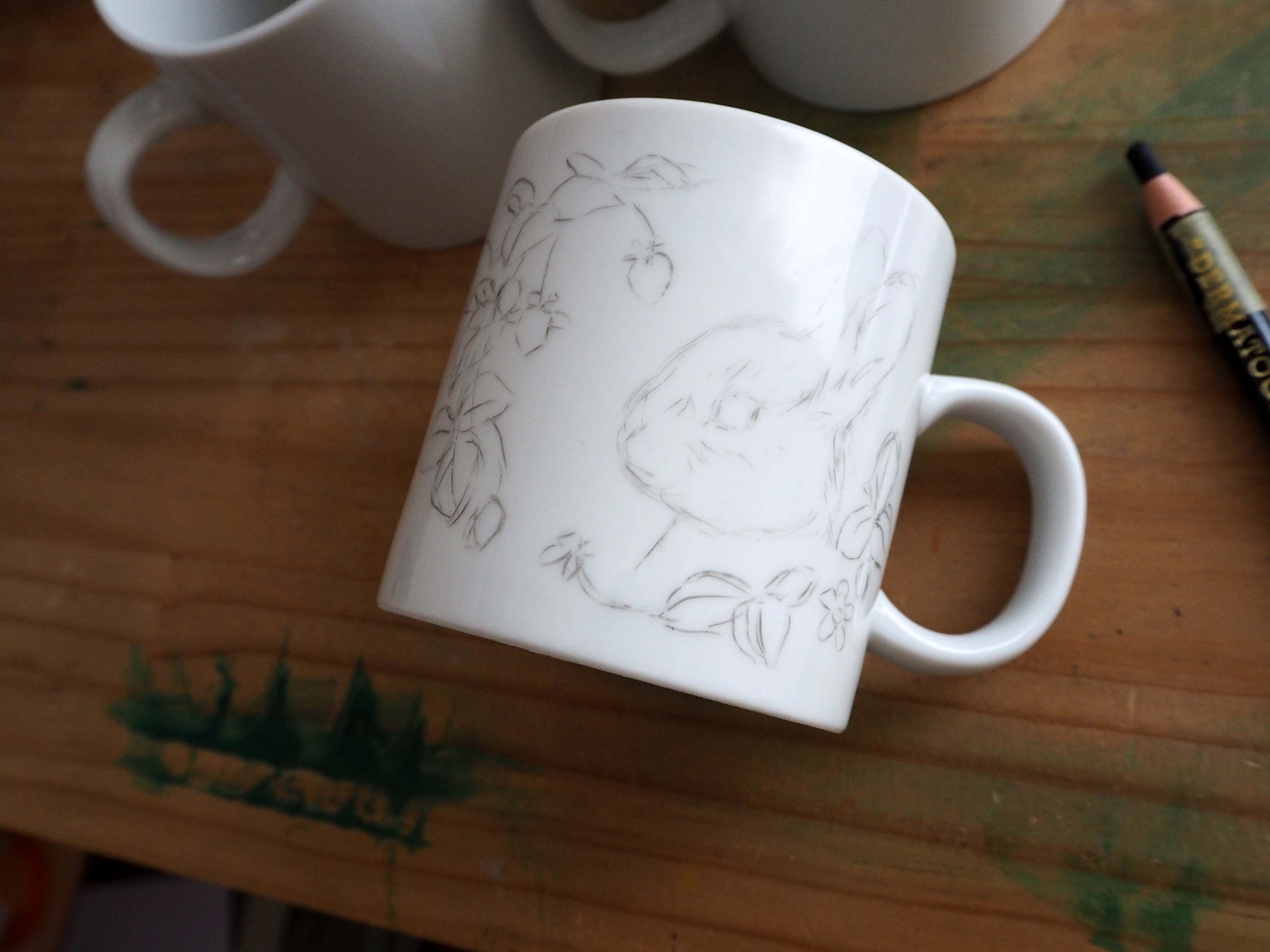 うさぎさんと苺モチーフのマグカップを作っています