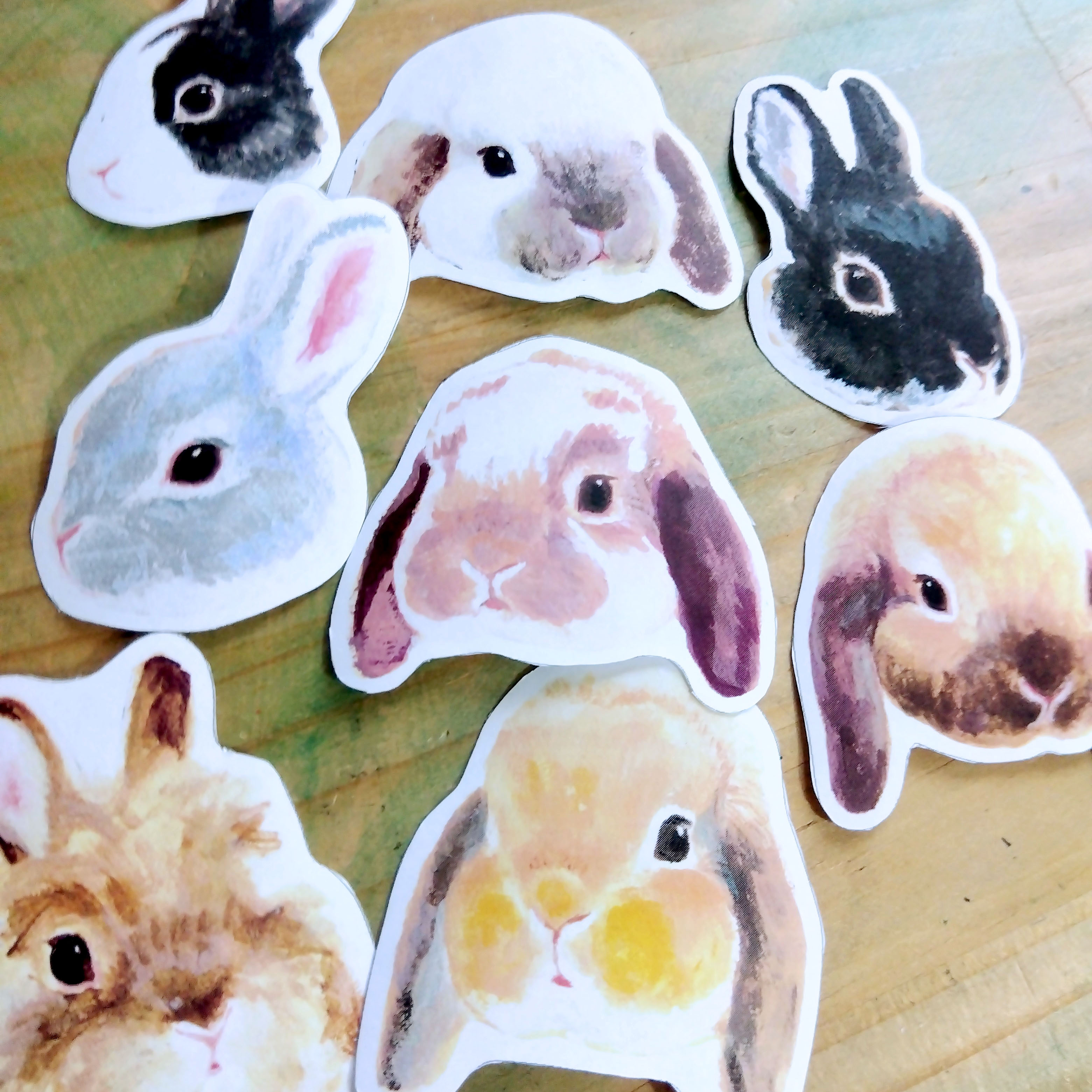 「うさぎさんのお顔ステッカー」いろいろなうさぎさんを制作中です。