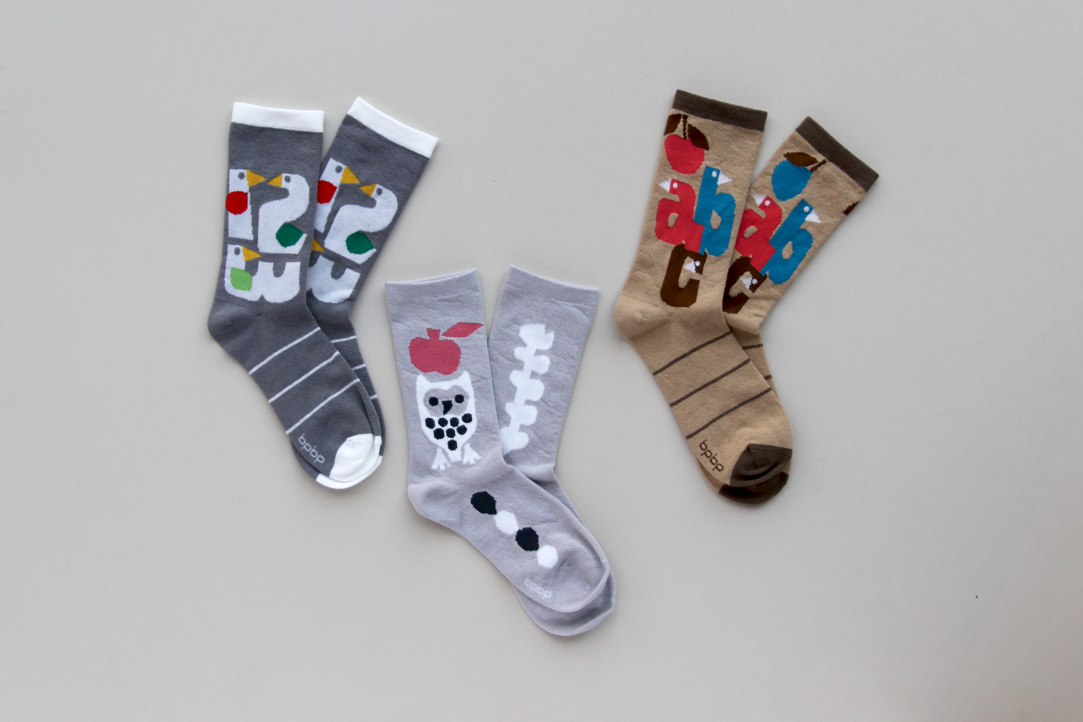 切り絵の絵柄を編み込み模様に｜YUYAのPAPER CUTS OUT socks