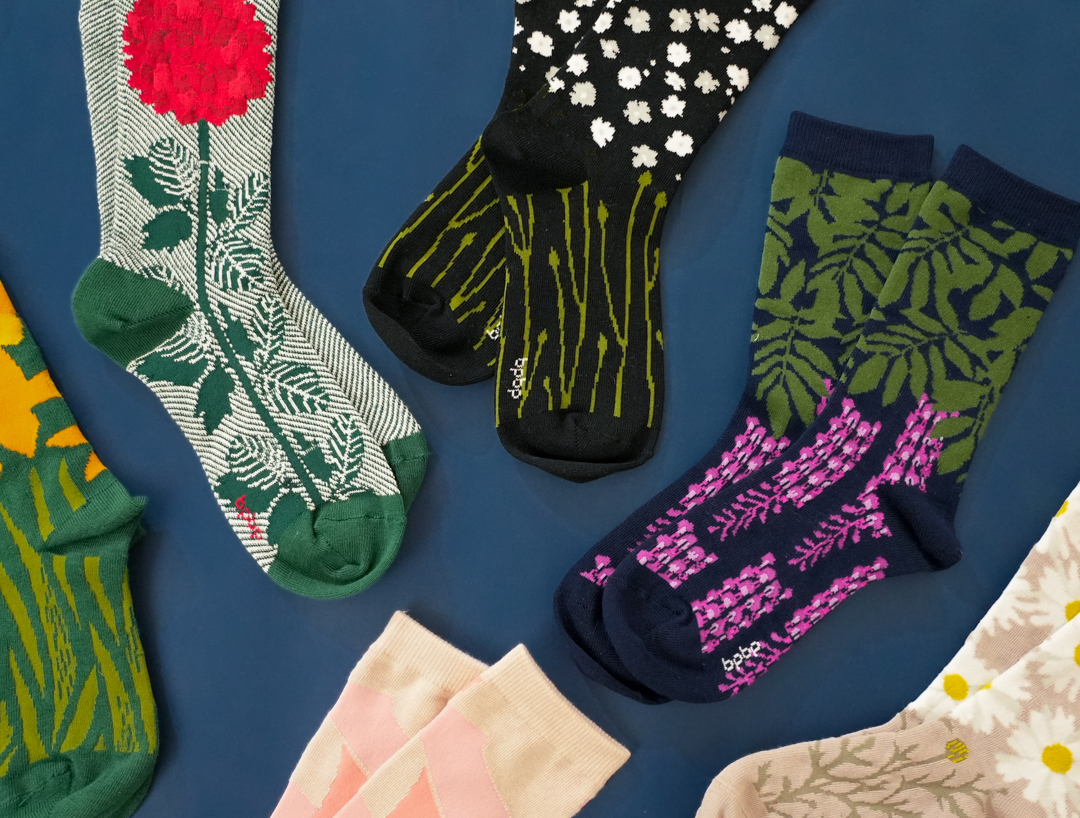 花咲く靴下で足元に彩りを｜YURI HIMUROのBLOOM socksシリーズ
