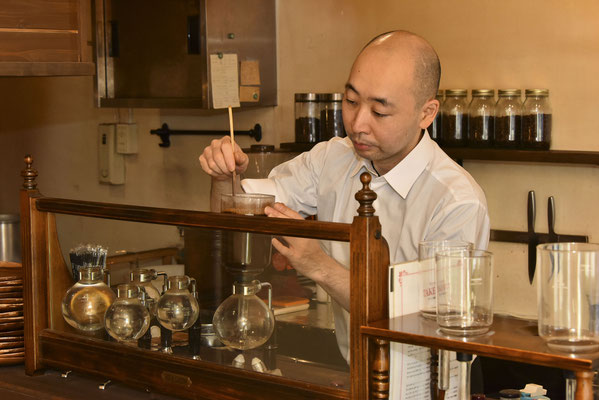 サイフォンの誕生と他の抽出方法との違いについて