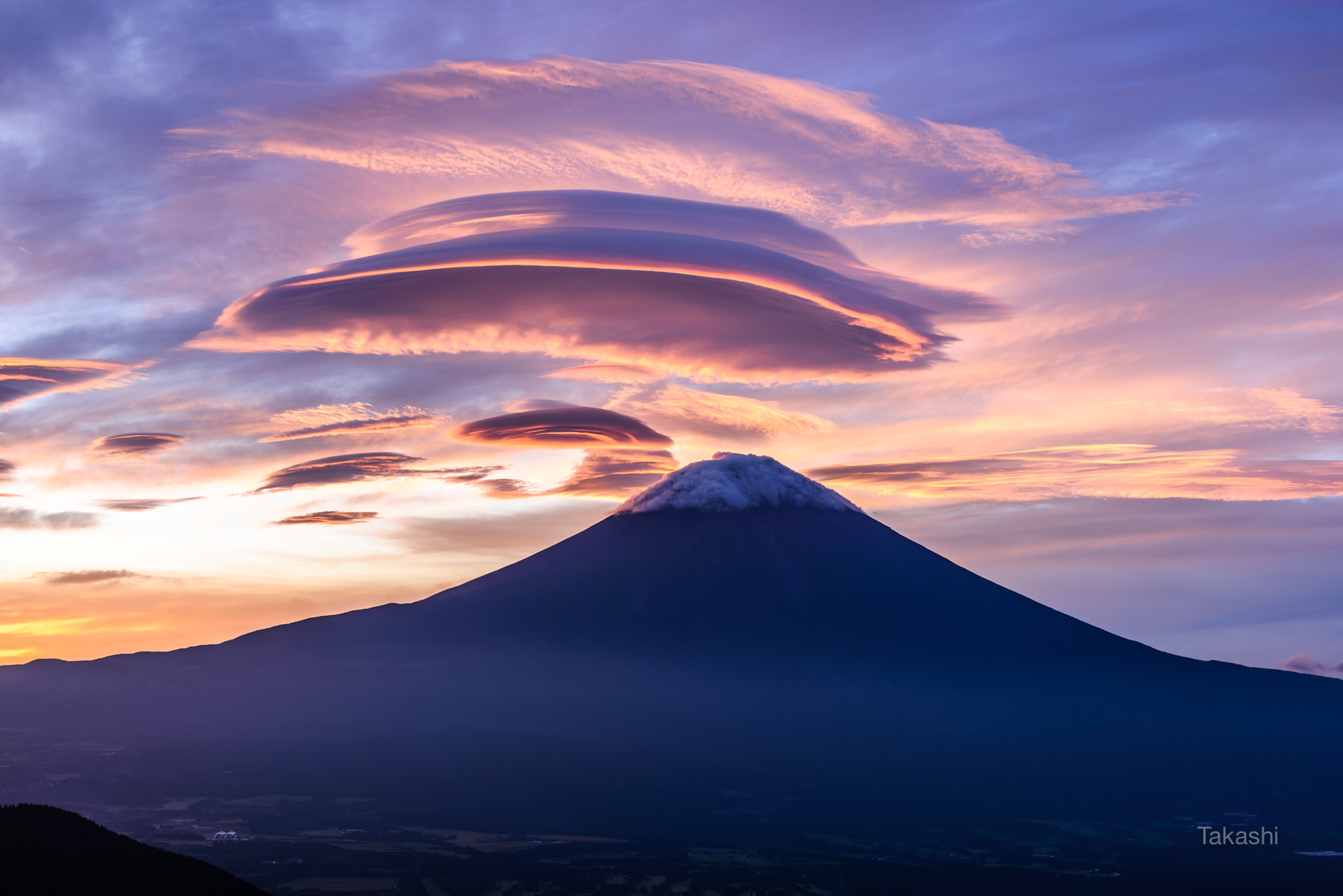 特に富士山によく現れる超巨大宇宙船のような吊るし雲ってなんなの？！