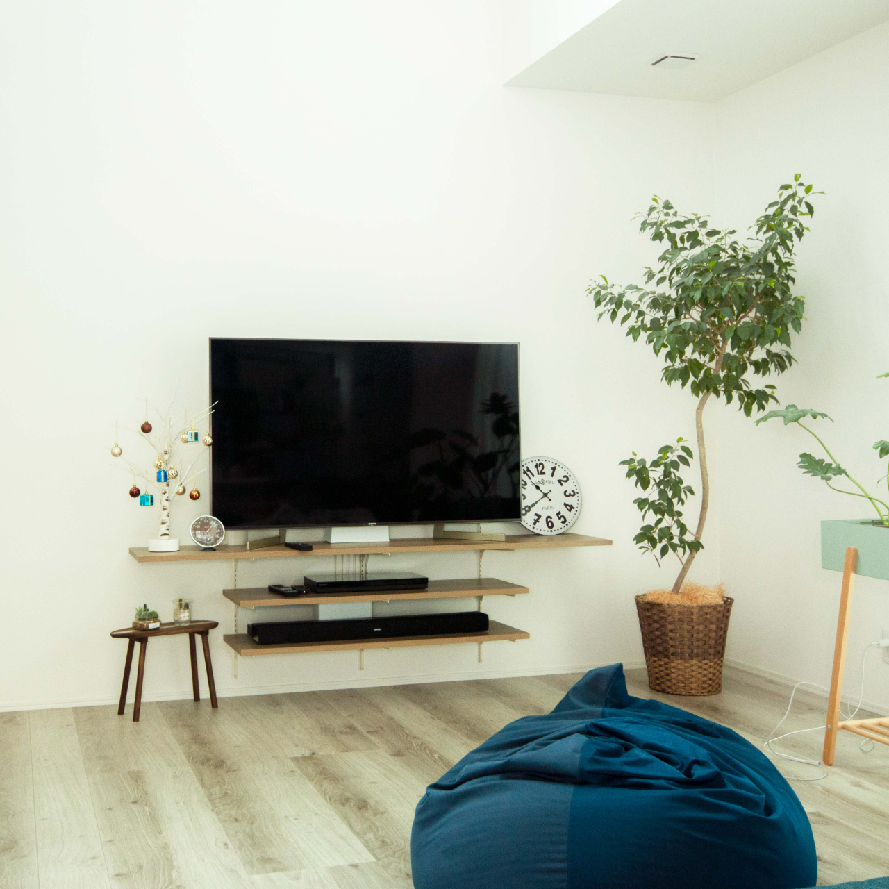 【リビング】テレビ台を卒業する2つの方法。浮かせる棚と壁掛け、どちらが向いている？