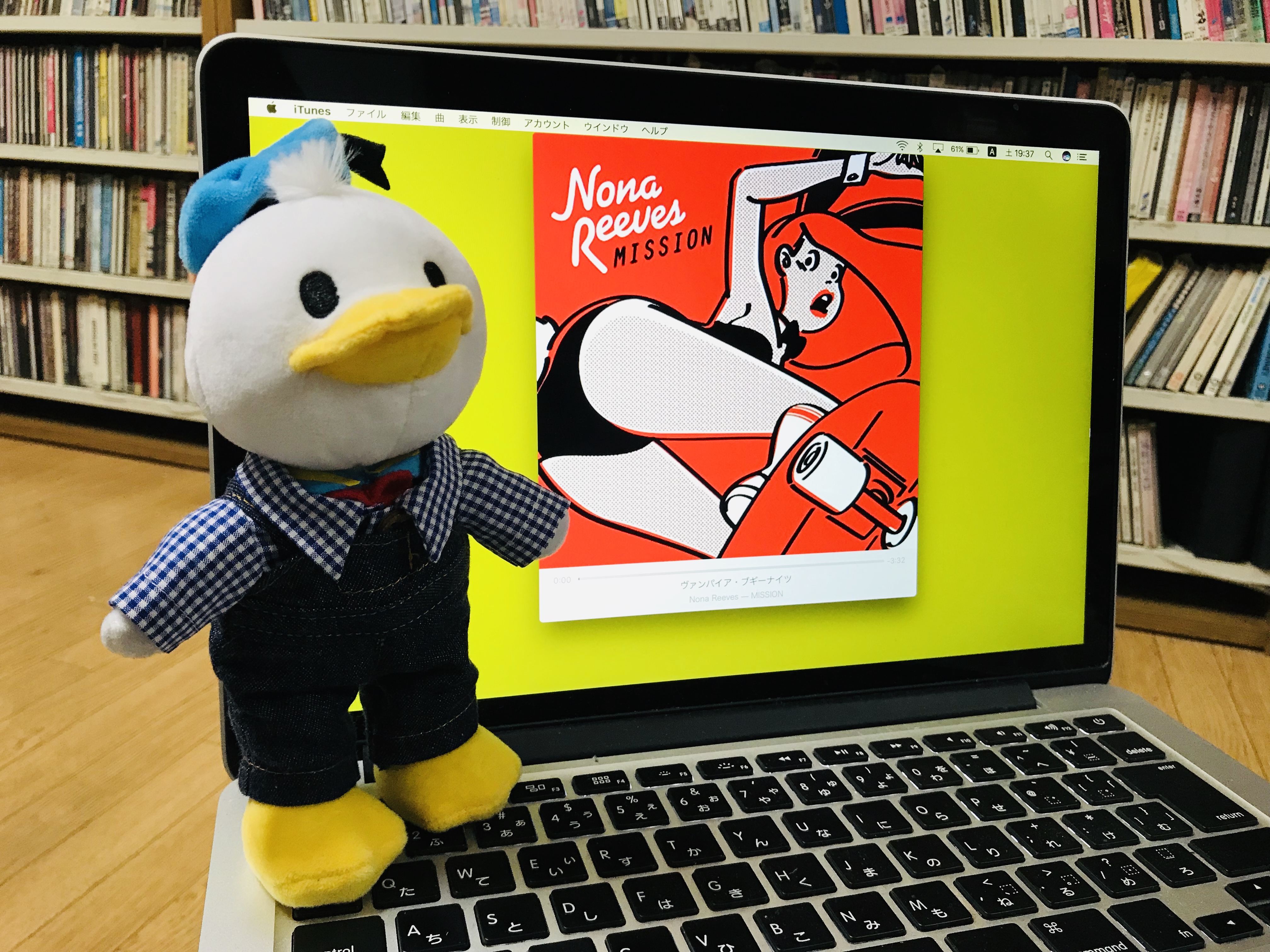 ぬいもーずドナルドとギンガムチェックシャツとオーバーオールとNona Reeves🧳