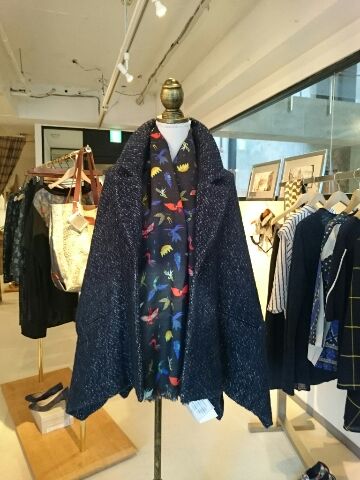 一雨ごとに秋めいて来ました。暖かいセーターやコートが恋しくなりますねー、、（裏参道店の店内です。）