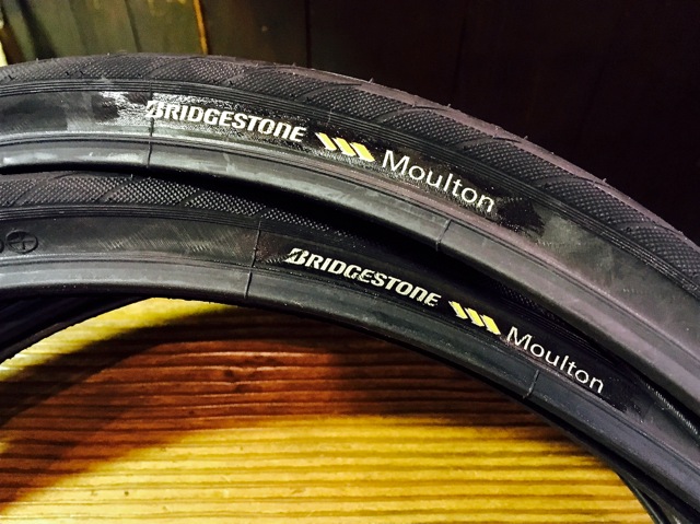 ブリヂストン BSモールトン タイヤ 17"×1-1/4" (オマケ付き) 入荷しました