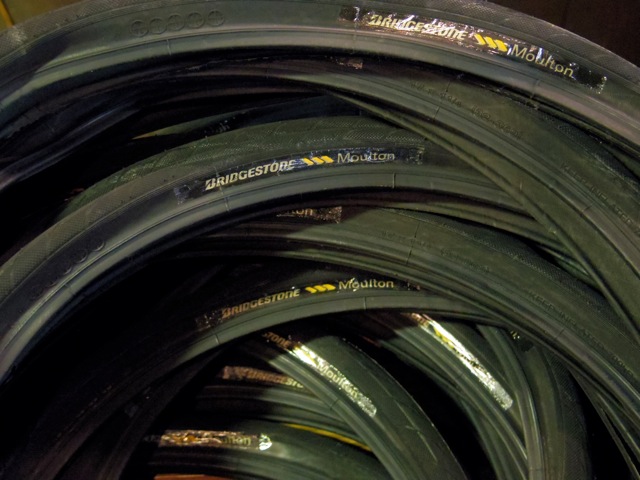 ブリヂストン BSモールトン タイヤ 17"×1-1/4" （オマケ付き） 入荷しました