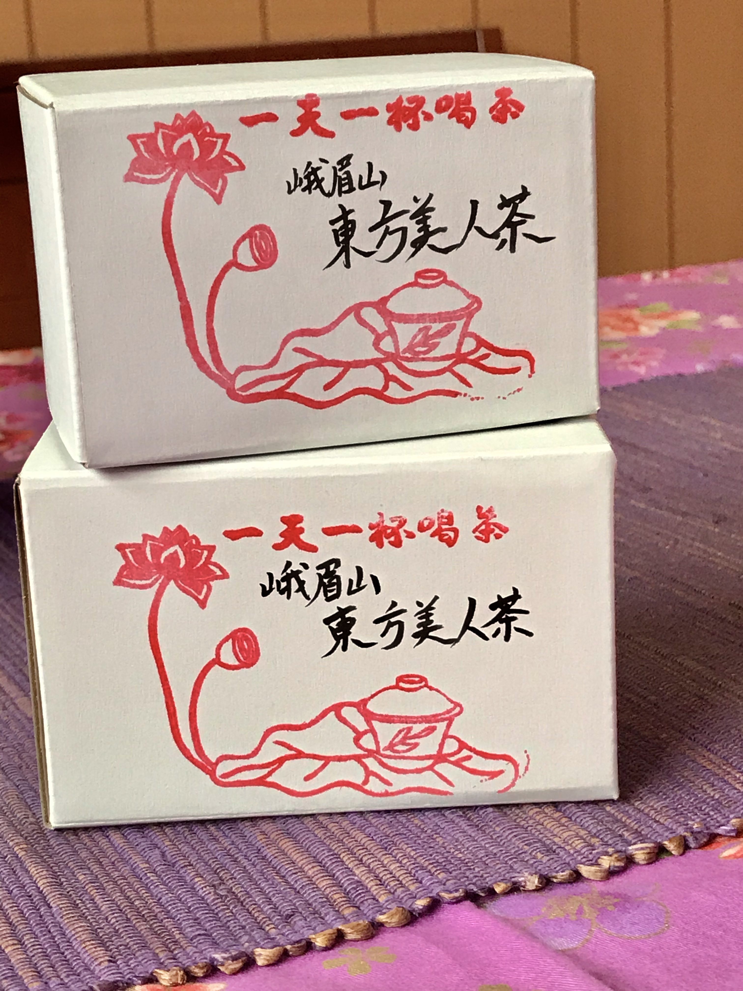 東方美人茶は化粧箱にて販売します