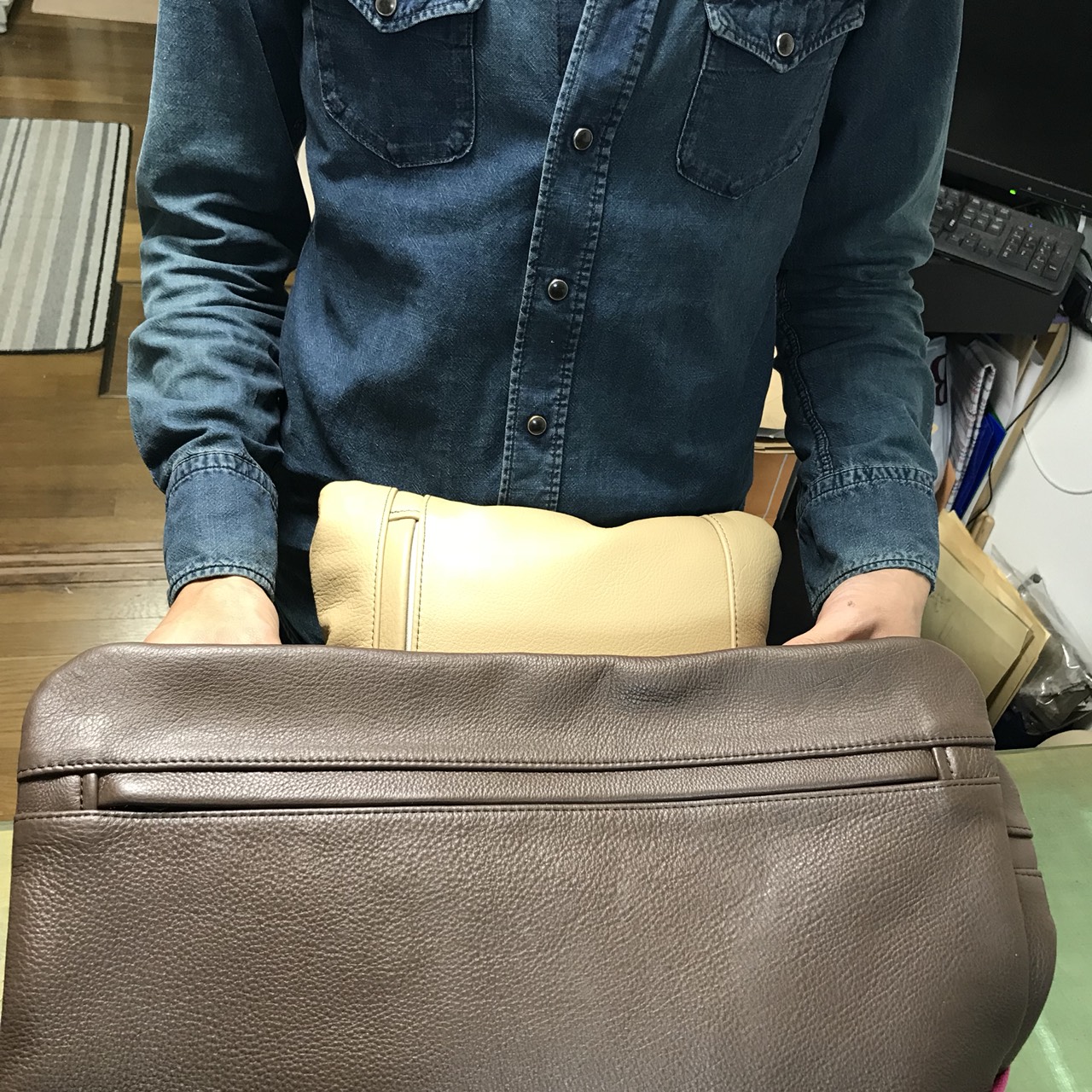 TOYA leatherクッションと遠谷俊次