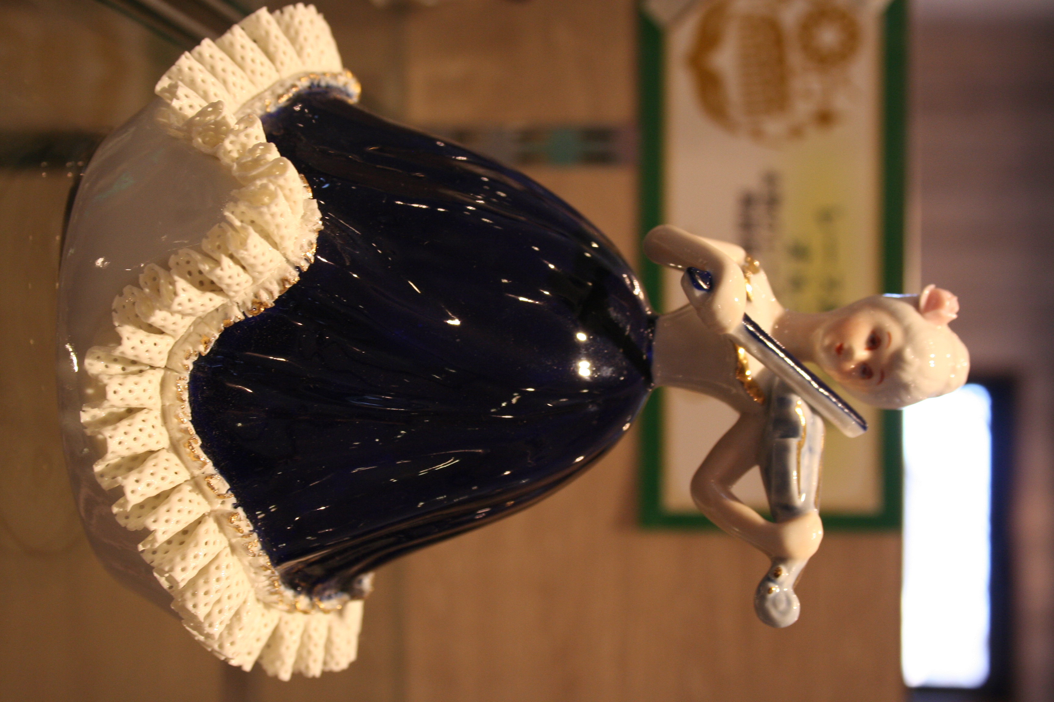 レース陶器人形のオルゴールです。