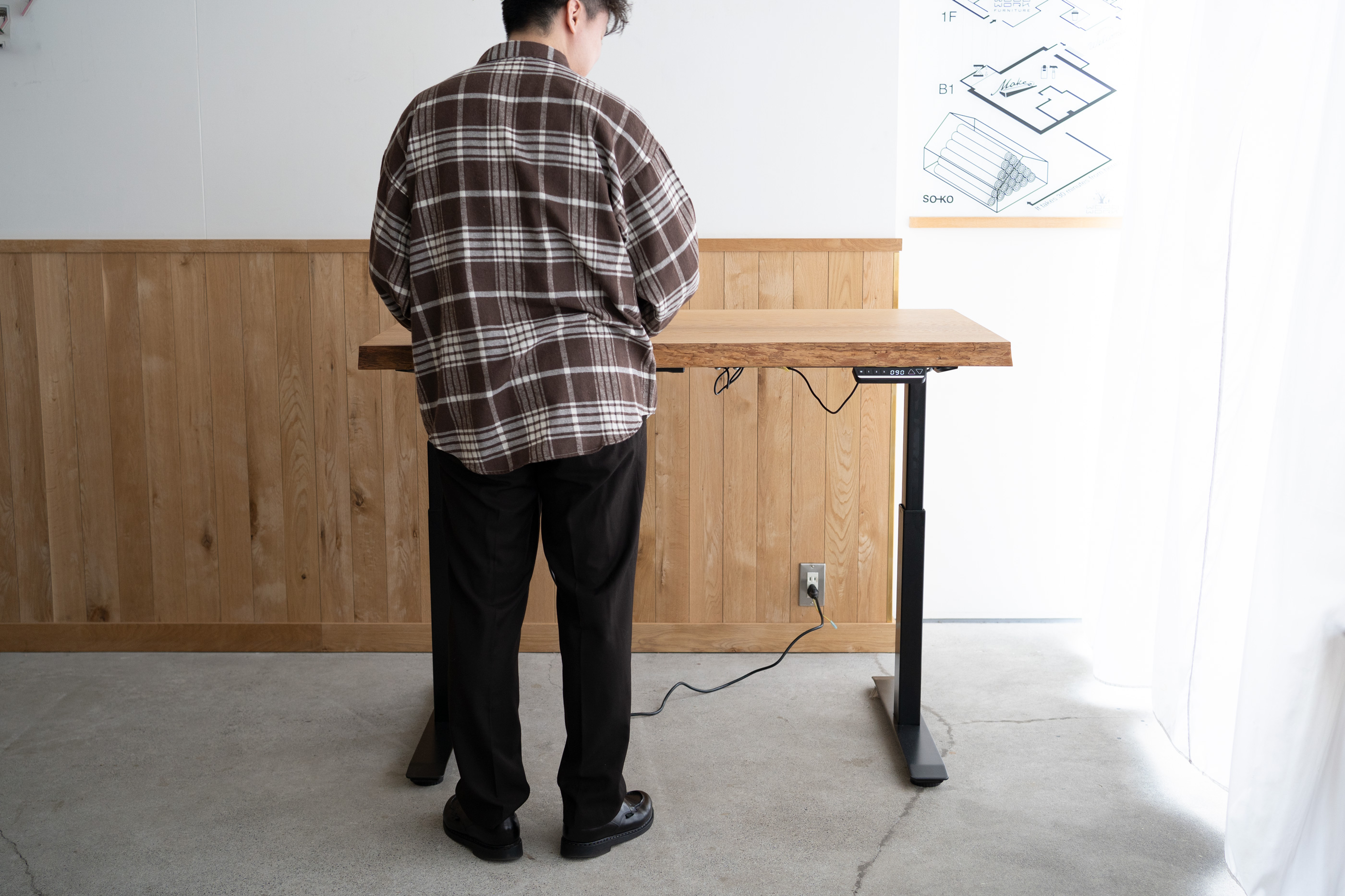 電動式で高さを変えられるナラ無垢天板の昇降デスク