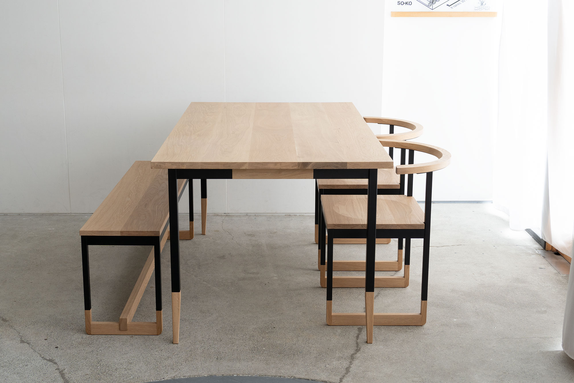 オルタナティブテーブルとチェア、ベンチを合わせたダイニングセット