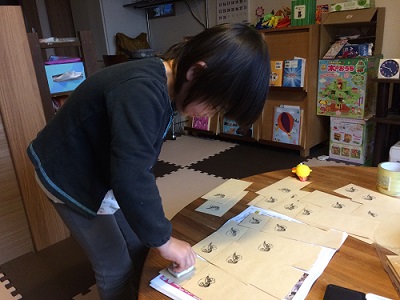 副店長、ハンコを押す