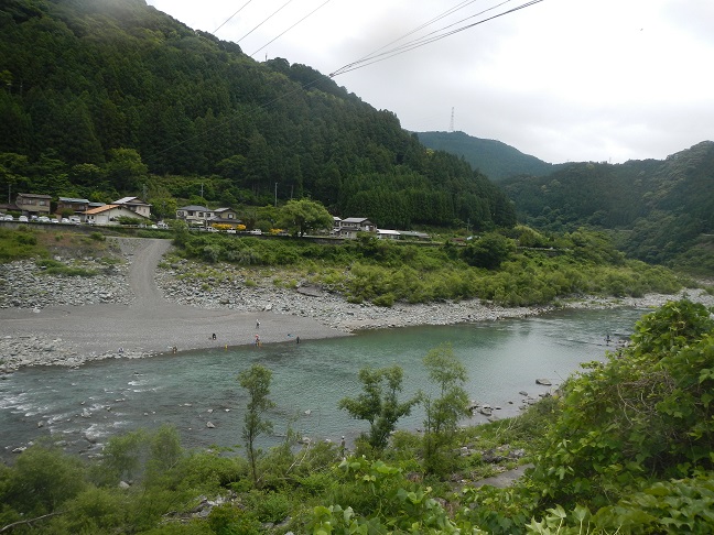 鮎解禁！　河原に人ひと、様変わり、釣りにくい！