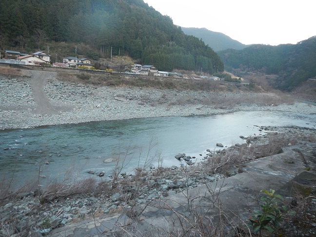 天竜川　水色は少し改善も　厄介な藻が邪魔