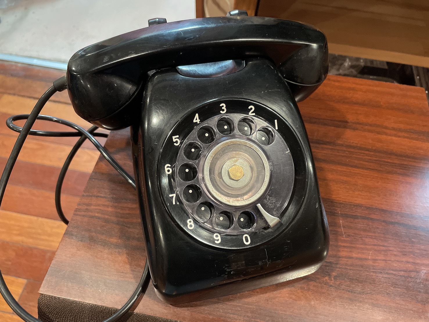うちの電話は黒電話