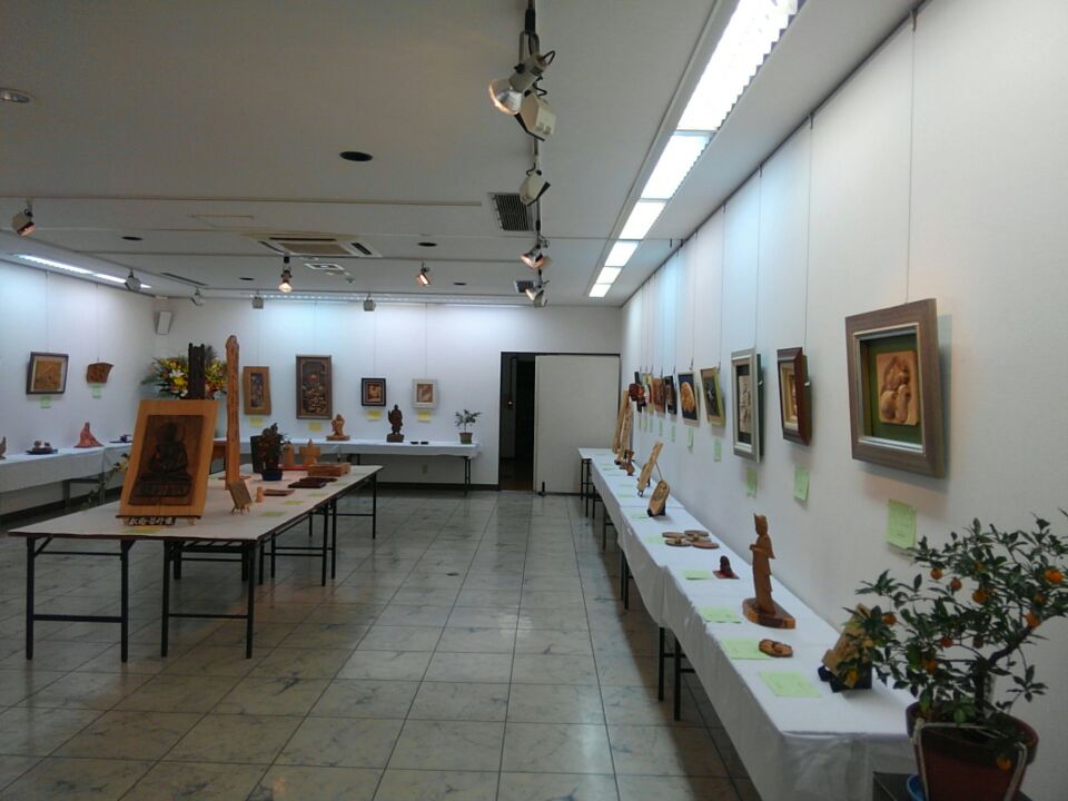 大島画廊木彫教室「木つつき会」による作品展開催中