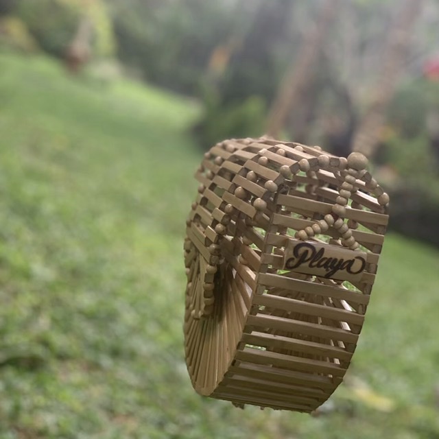 お洒落に抜かりない🏹Playaロゴ入りバンブーバッグ。