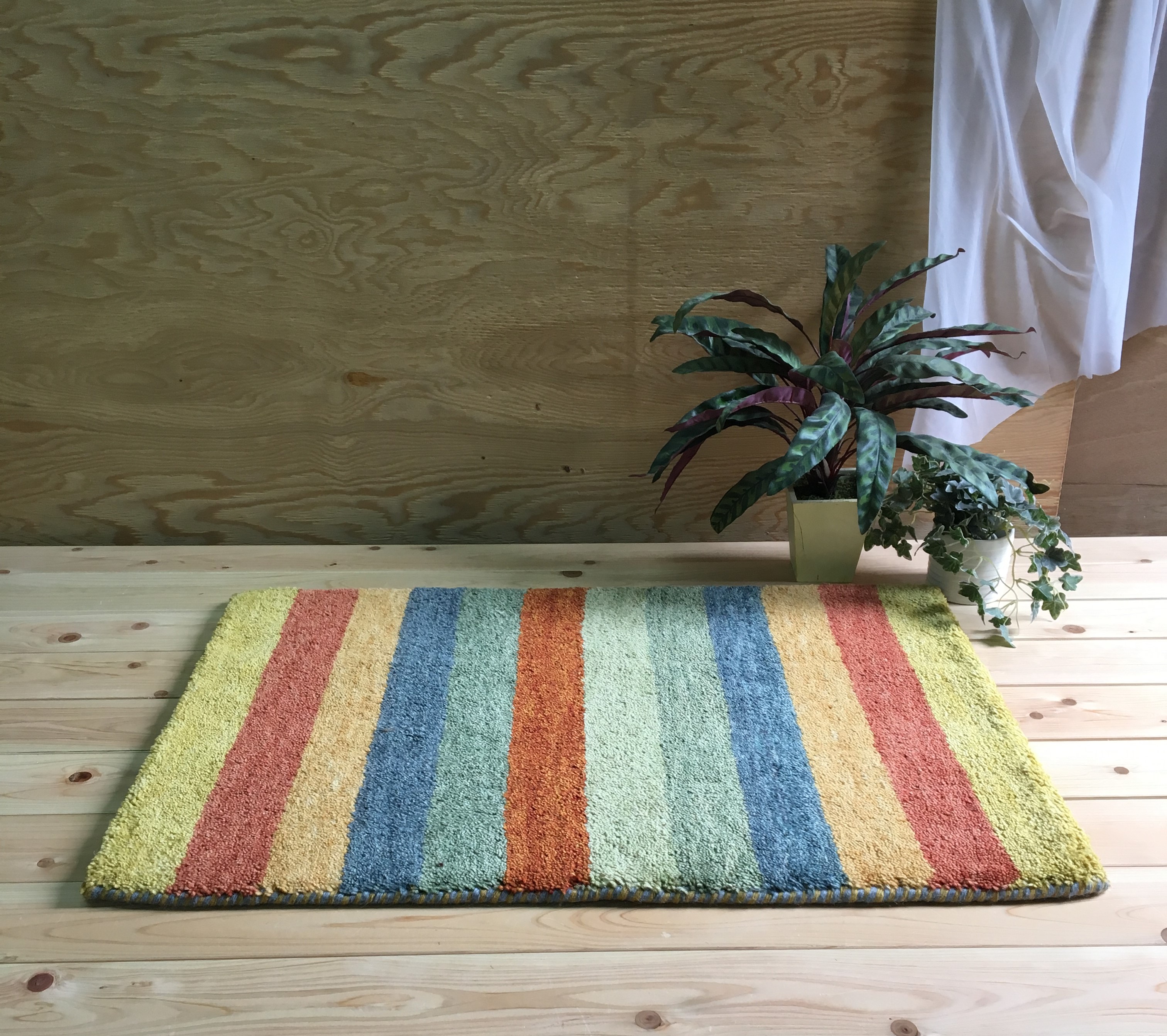 ビタミンカラーでお部屋を明るく!夏でも使えるウールギャベ