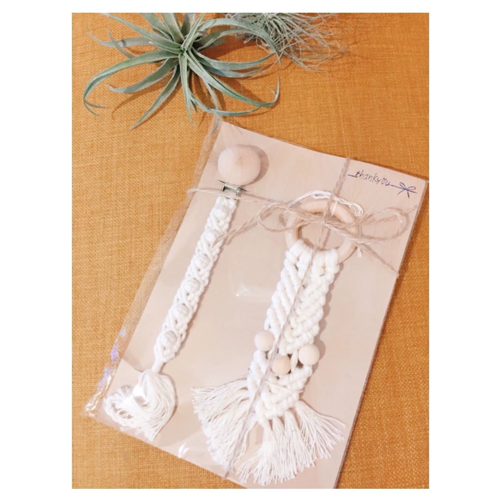 出産祝いにおしゃぶりホルダーと歯固めはいかがですか?