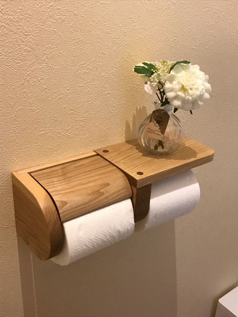 木のペーパーホルダーは身近に温もりを感じることができるベストアイテムなんです!