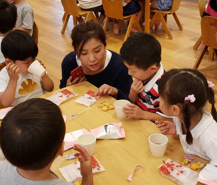 アレルギーフリーのお菓子プロジェクト 02 「おかき試食 おかきが好き？ おせんべいが好き？」